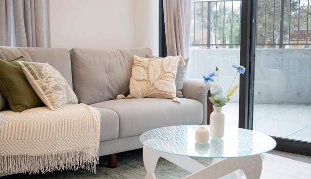 Sunny Lyneham Stay, Courtyard, Gym n Parking