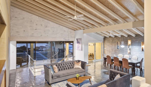 Sunny Shorefront Retreat: Uninterrupted Ocean Views