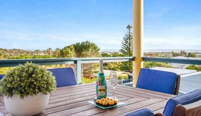 Sunset Sands - Spacious Beach Oasis with Stunning Views and Amenities.
