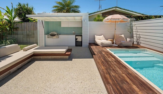 Sunshine Coastal Retreat - Stroll to the Shoreline