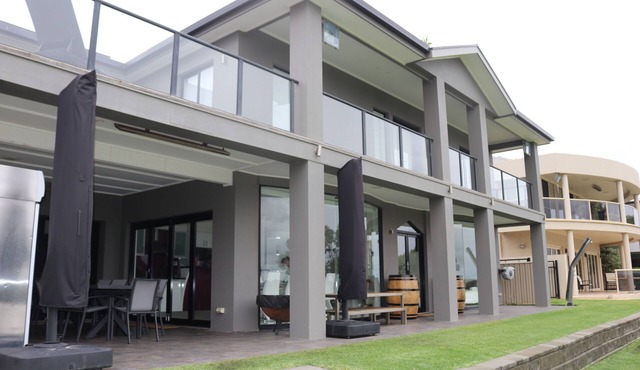 Superb house with direct river access. 10 Guests Shared private pontoon