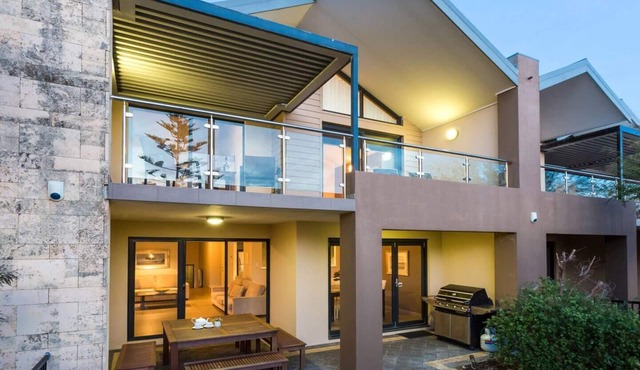 Surfside 8 Spacious Retreat on Yallingup Beach