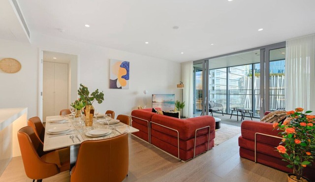 Sydney CBD modern apt with pool/gym/parking 8 ppl