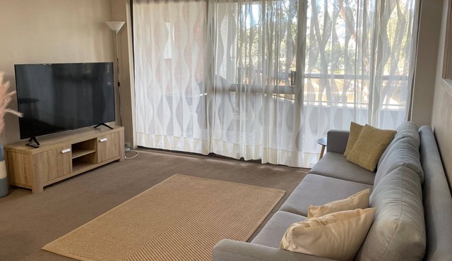 The Commodore, 14, 9-11 Donald Street- Unit in the heart of town with views & free wi-fi
