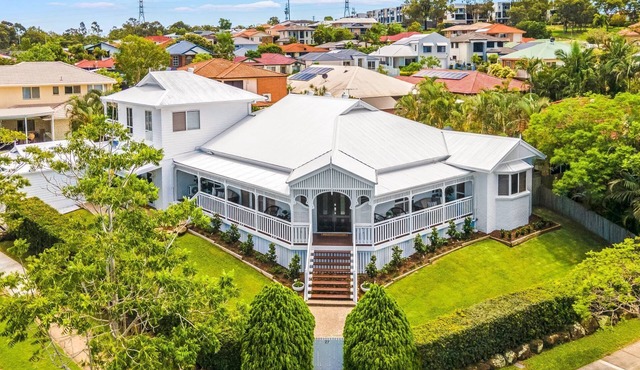 The Duchess - Luxury Brisbane Holiday Home. Family & Pet friendly with Pool