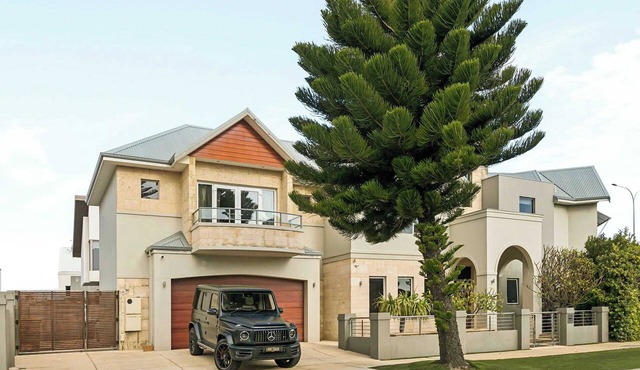 The Harbour Mirage| Spa | Pool | Ocean front |6 BR