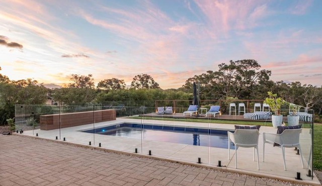 The Loop - Rural Retreat with Pool & Valley Views