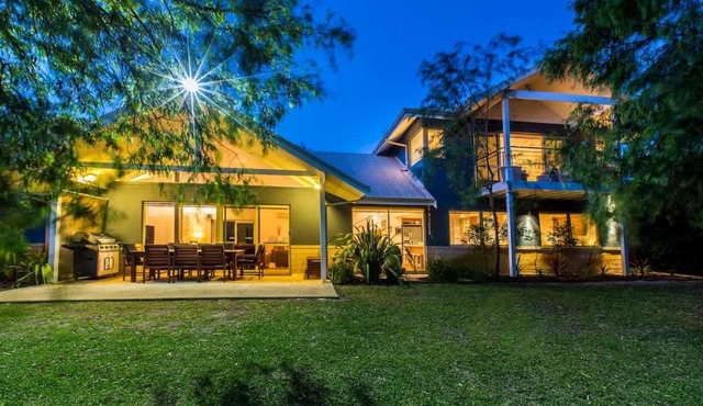 The Willows - A Lush Beachside Retreat for Families