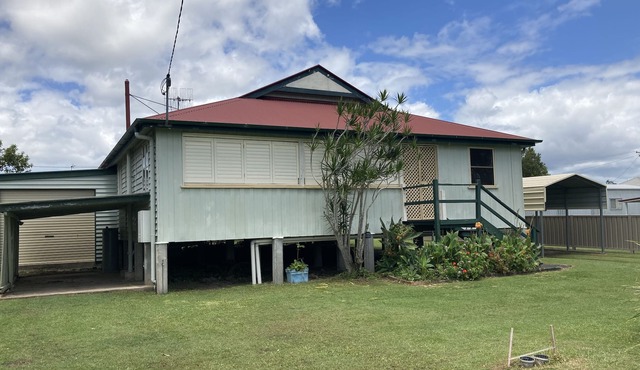 This comfy cottage is centrally located and waking distance to the Marina