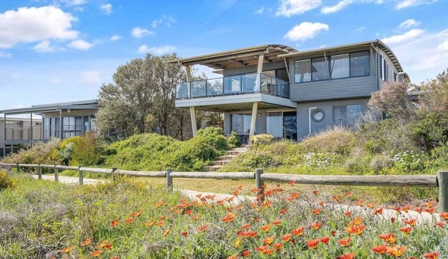 This house is a 5 bedroom(s), 3 bathrooms, located in Peppermint Grove Beach, WA.