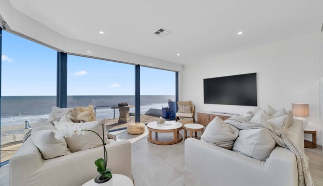Three-Bedroom Luxurious Beachfront Holiday Home