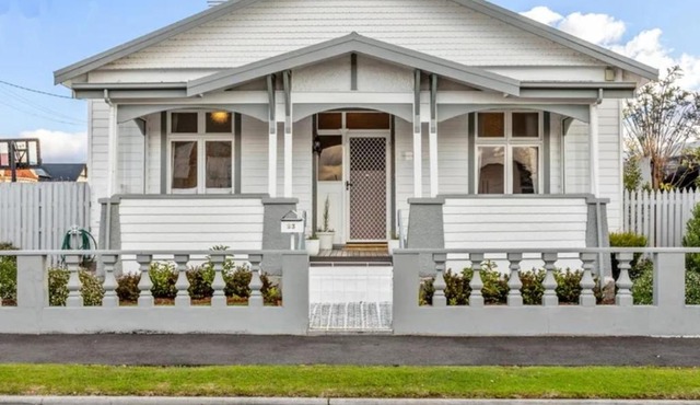 Three Bedrooms Hermay Cottage with Free Parking and 5 minutes drive to Launceston near museum