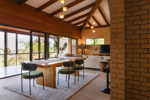 Tranquil mountain escape with bushland views