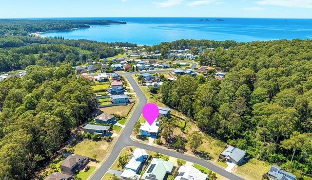 Tranquil retreat with water views - 2 mins to beach!