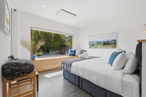 Tranquility Base - 1 Bedroom Cabin - Oceanview