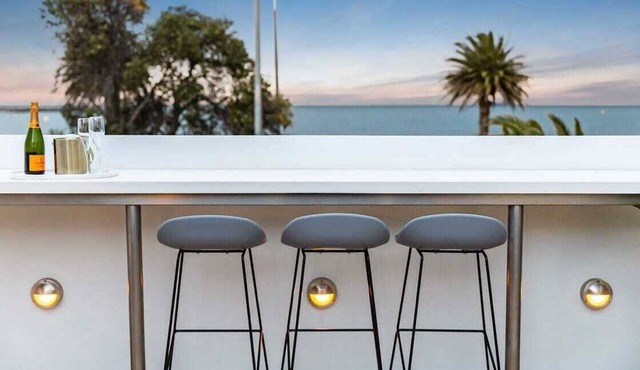 Ultralux Absolute Beachfront with Extra Studio