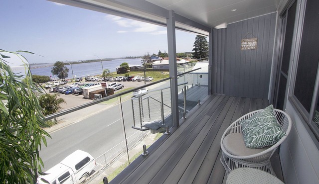 UNIT 1. OPPOSITE THE OCEAN. BEACH .RIVER.PET FRIENDLY. 1 FREE PARKING