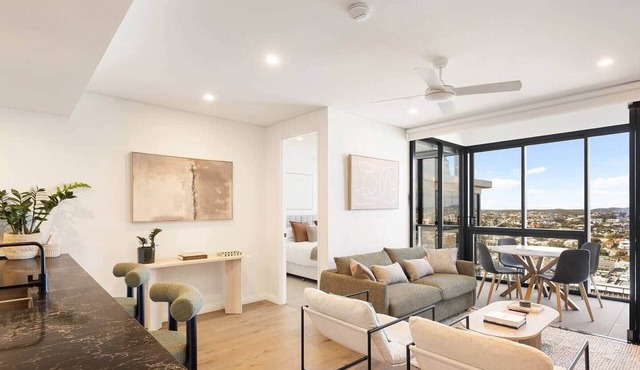 Utopia Deluxe Suite | 25th Floor Views, Pool & Gym