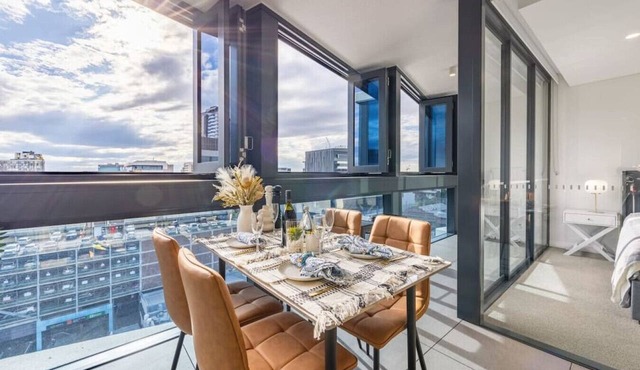 Valley Centre Boutique 2Bed2bath Apt w/Pool + Car