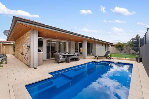 Vic Park Central - Modern Luxury Retreat