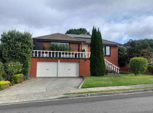 Walk to Beaches and Shops Central to the City and Airport