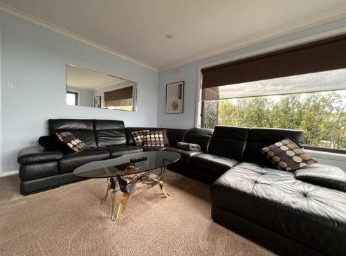 Walk to Beaches and Shops Central to the City and Airport
