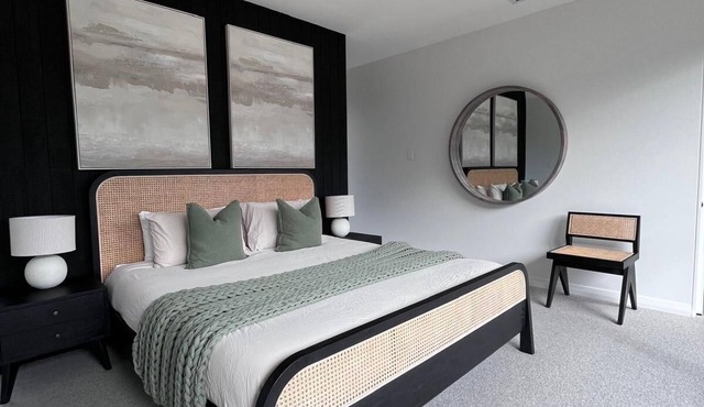 WAMO Shack - Stunning new build on 100 acres.walking distance to wineries!