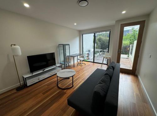 Warm 3beds Home with Yard and parking at Chinatown, CBD