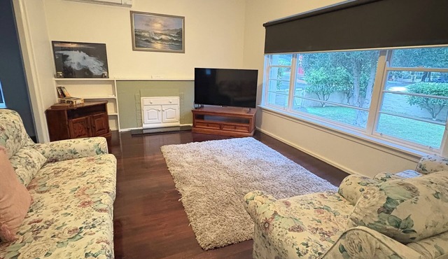 Warrnambool home close to hospital, train, cafe’s, restaurants, shops & beach!