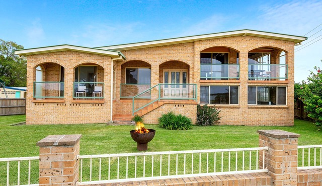 Waterfront 3 bedroom House (Pet Friendly)