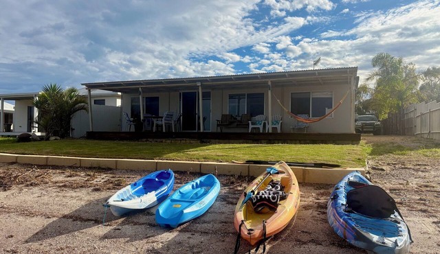 Waterfront shack at peaceful Dutton Bay West, 5 mins to Farm Beach!