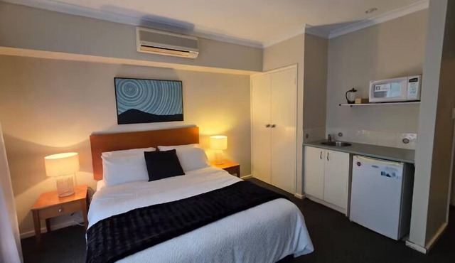Waterside Studio Apartment: City Centre