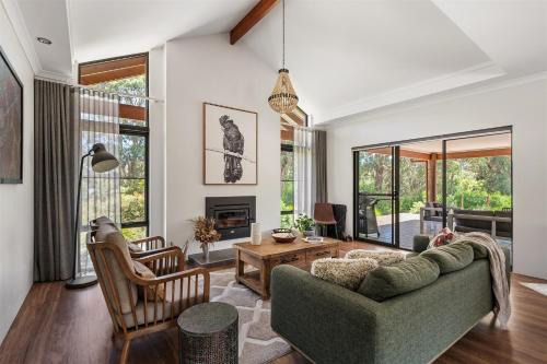 Wattle Place - Bush Retreat Near Town & Coast