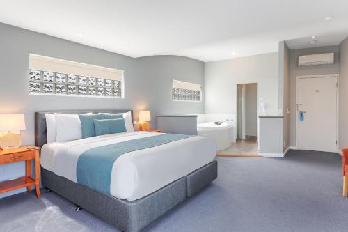 Waves Luxury Suites & Port Central Apartments