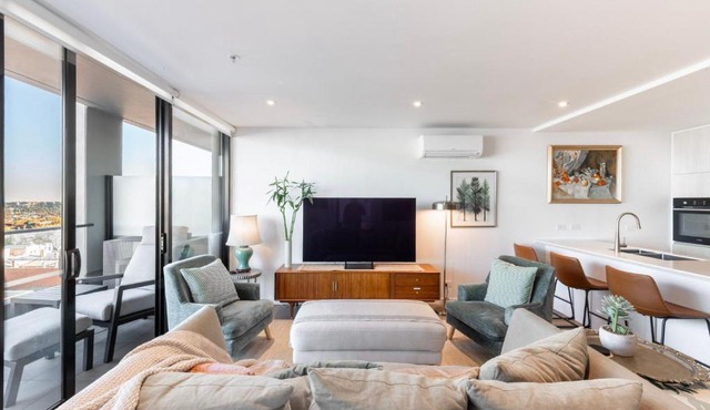 Wellness and Style - 2BR Apartment with Pool, Hot Tub and Gym
