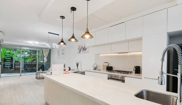 West End Artistic Neighbourhood Apartment