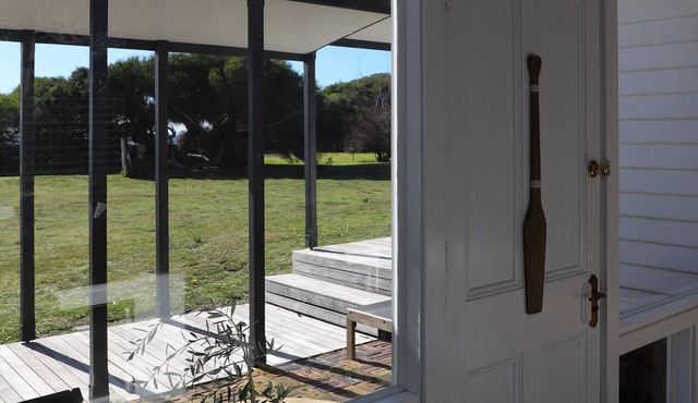 White Shell Cottage | Wood fire & beachfront