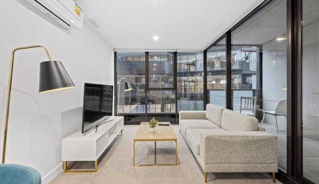 Woden Comfortable 1-Bedroom Apartment with Parking