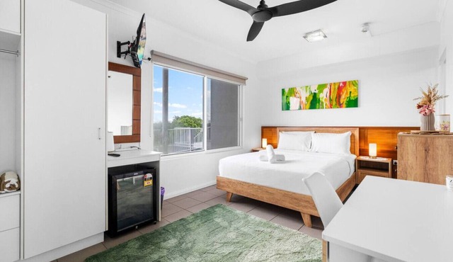Zen Marina Studio: bayview - shared pool - central