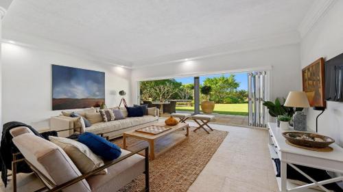 Zephyr on Sapphire - Stunning private property on absolute beachfront
