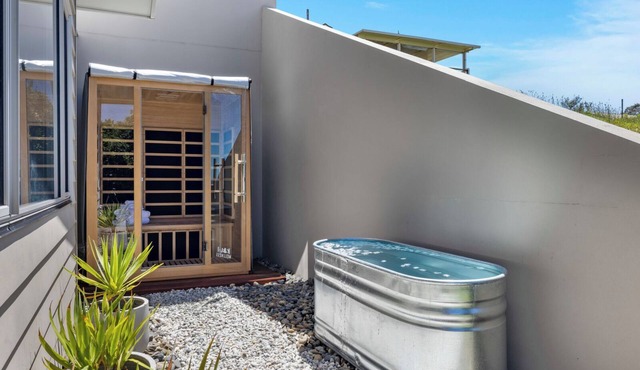 Ziggy’s Beach House- Ocean Views, Sauna, Jacuzzi, Pet-friendly!