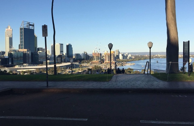 1bedroom extremely spacious 5*location kings park apartment. walk to CBD