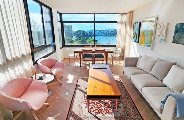 Beautiful harbour views, stylish apartment with pool & parking