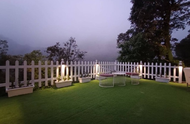 Oakwood 302 - Elegant Private Room With Balcony at Landour, Mussoorie