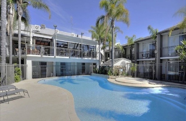 ❤ RESORT POOLSIDE STUDIO - WALK TO BEACH, BARS, RESTAURANTS, CAFES, CINEMAS ❤
