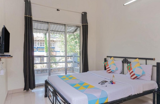 Well-Equipped 1BR Stay in Lonavala