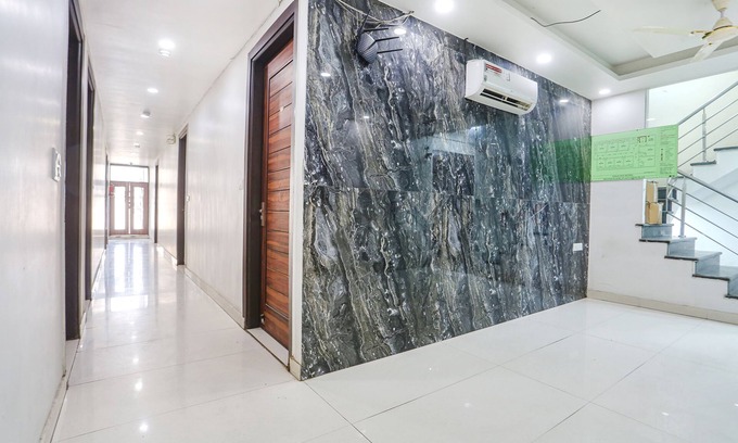 Janakpuri Hotel | Fabhotel Gold Inn