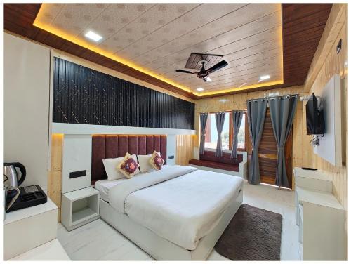 Nainital Hotel | HOTEL BOUTIQUE SANGITA PARADISE LAKE VIEW MALL ROAD NAINITAL - Newly Decorated - Near Mall Road Laxurious Lake View Rooms With Balcony - Free Parking & Wi-fi - Restaurant Facilities - Best Hotel In Nainital