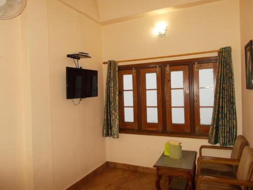The Mall Road Hotel | Hotel Paramount