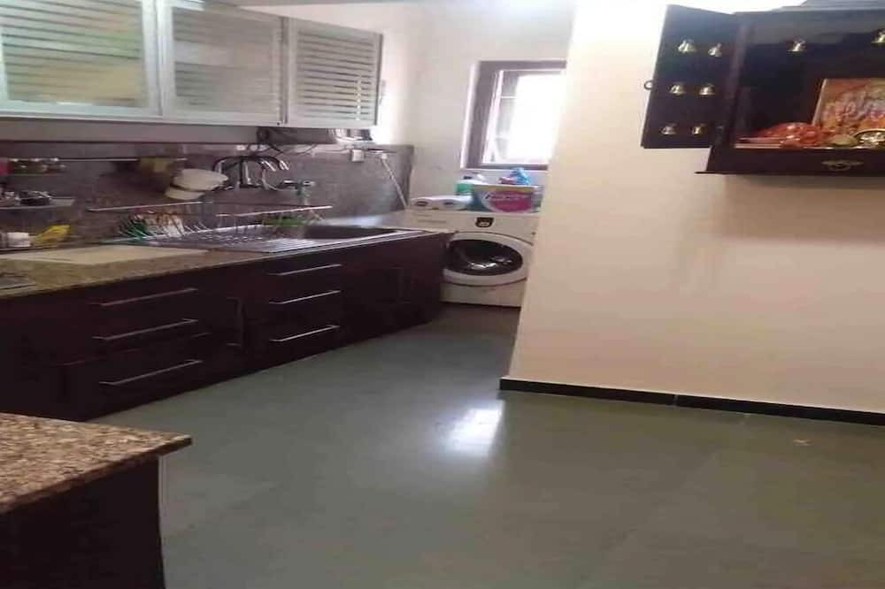 Besant Nagar Apartment | Besant Nagar, Fully Furnished Accommodates 6 adults-Wireless Internet ready